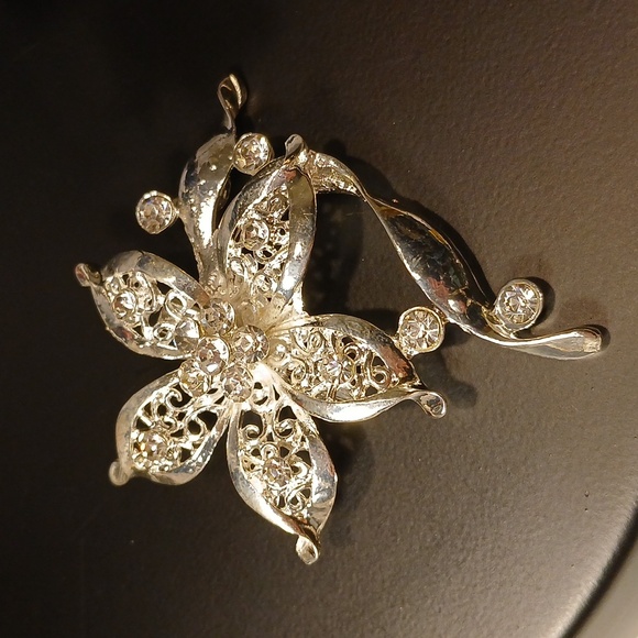 unbranded Jewelry - Silvertone Flower Brooch Pin Bridal Jewelry